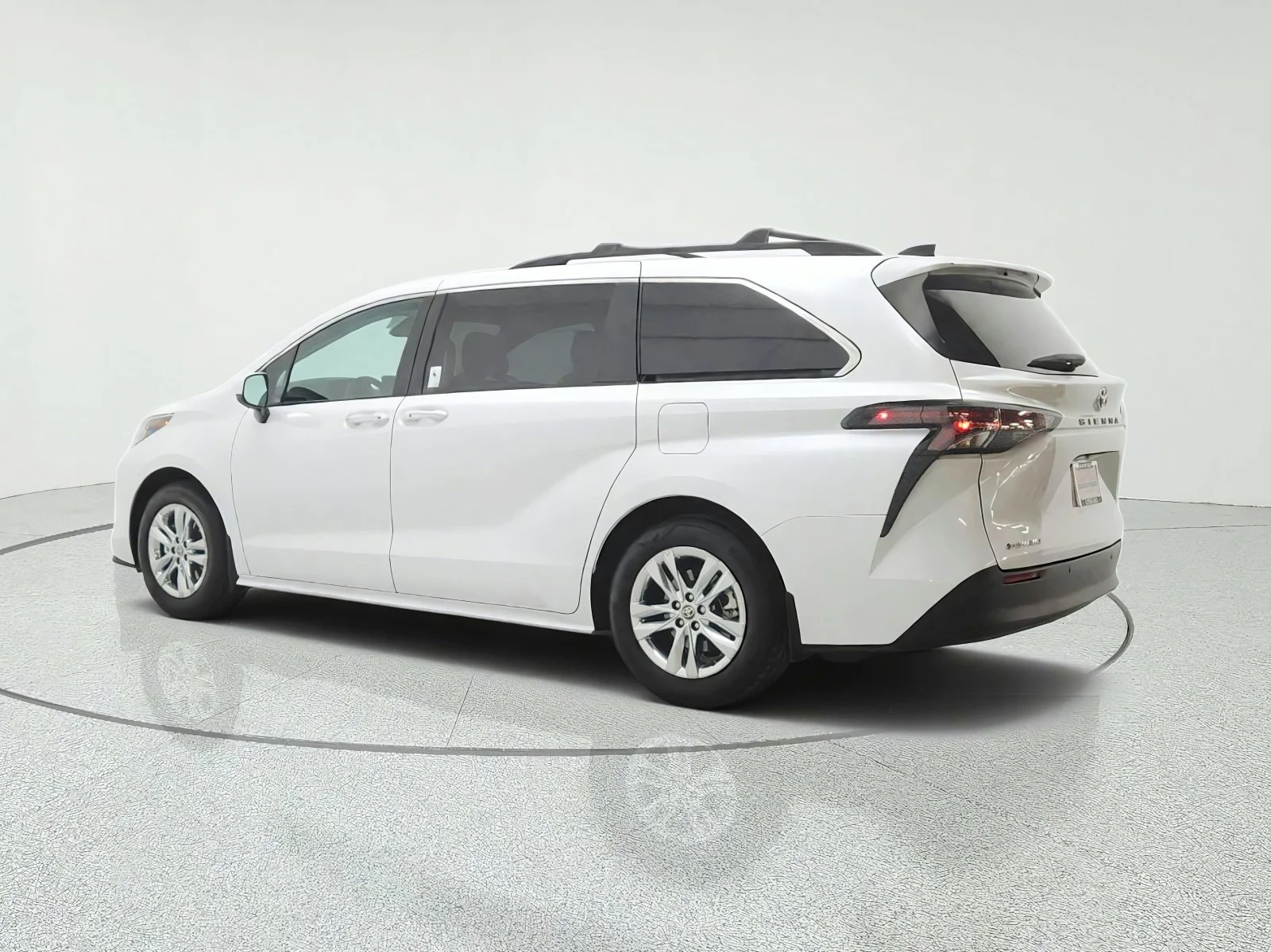 Used 2025 Wind Chill Pearl Toyota XLE AWD 7-Passenger (Natl) image 7
