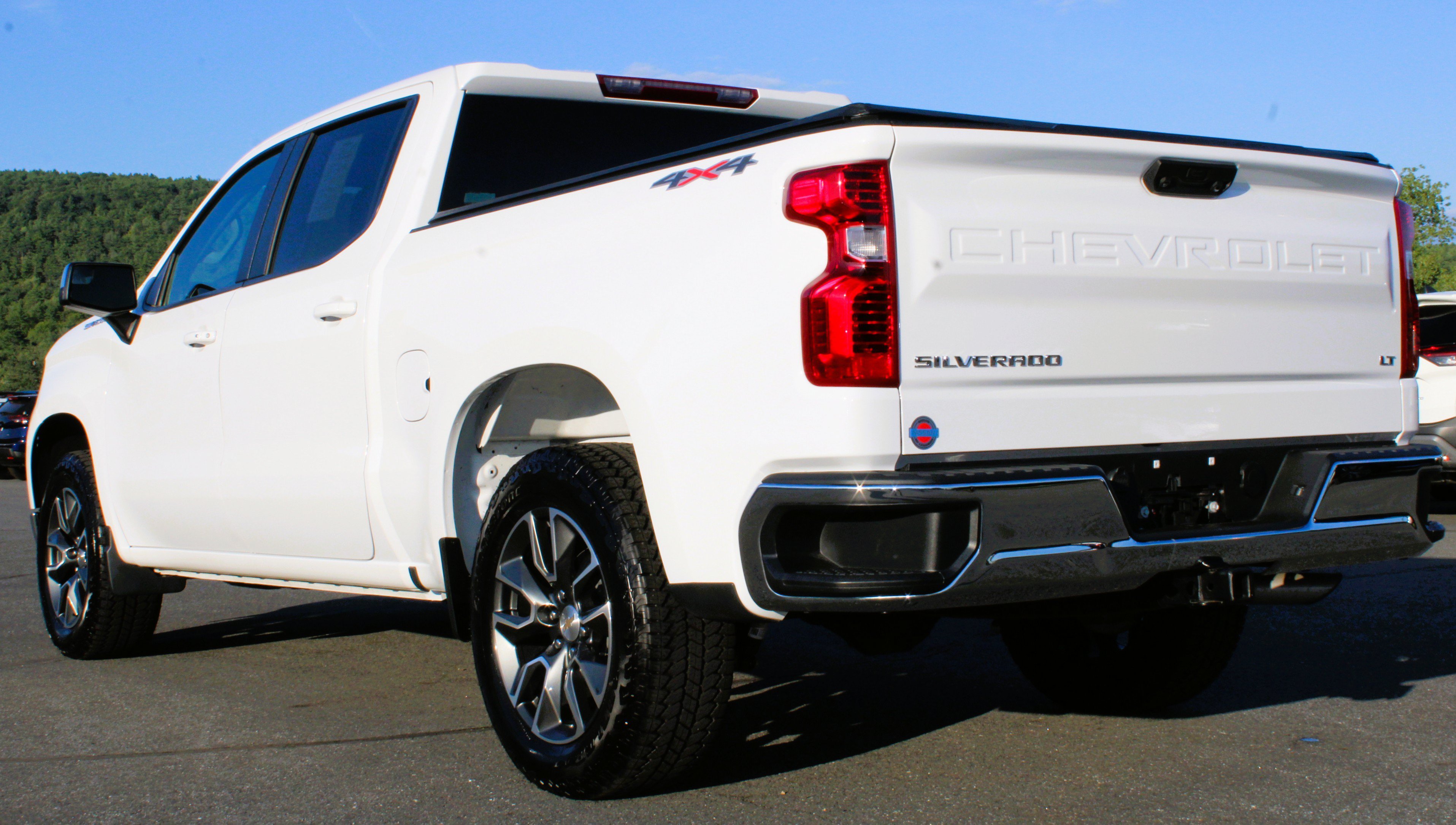 Used 2024 Summit White Chevrolet LT image 10