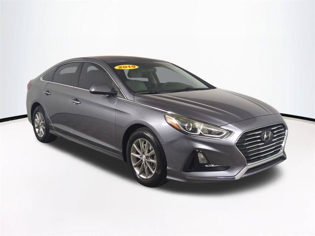 Used 2019 Gray Hyundai SE image 2