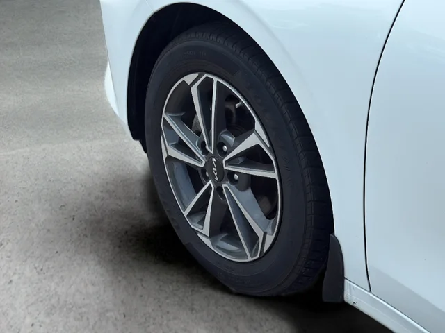 Used 2023 White Kia LXS image 19