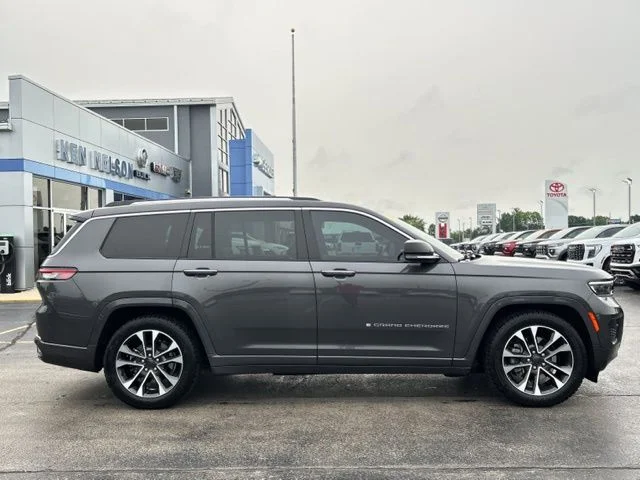 Used 2022 Gray Metallic Jeep Overland image 15