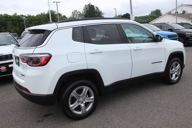 Used 2024 White Jeep Latitude image 27