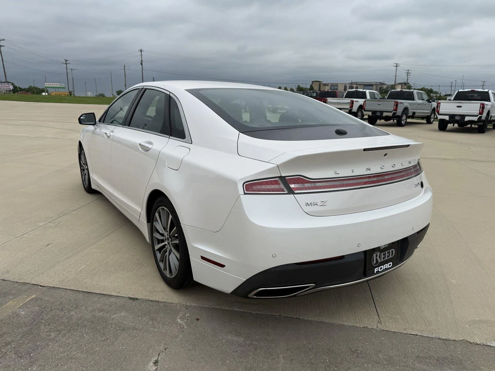 Used 2017  LINCOLN PREMIERE FWD image 7