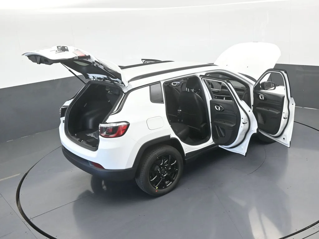 New 2026 Bright White Clear-Coat Exterior Paint Jeep Latitude image 61