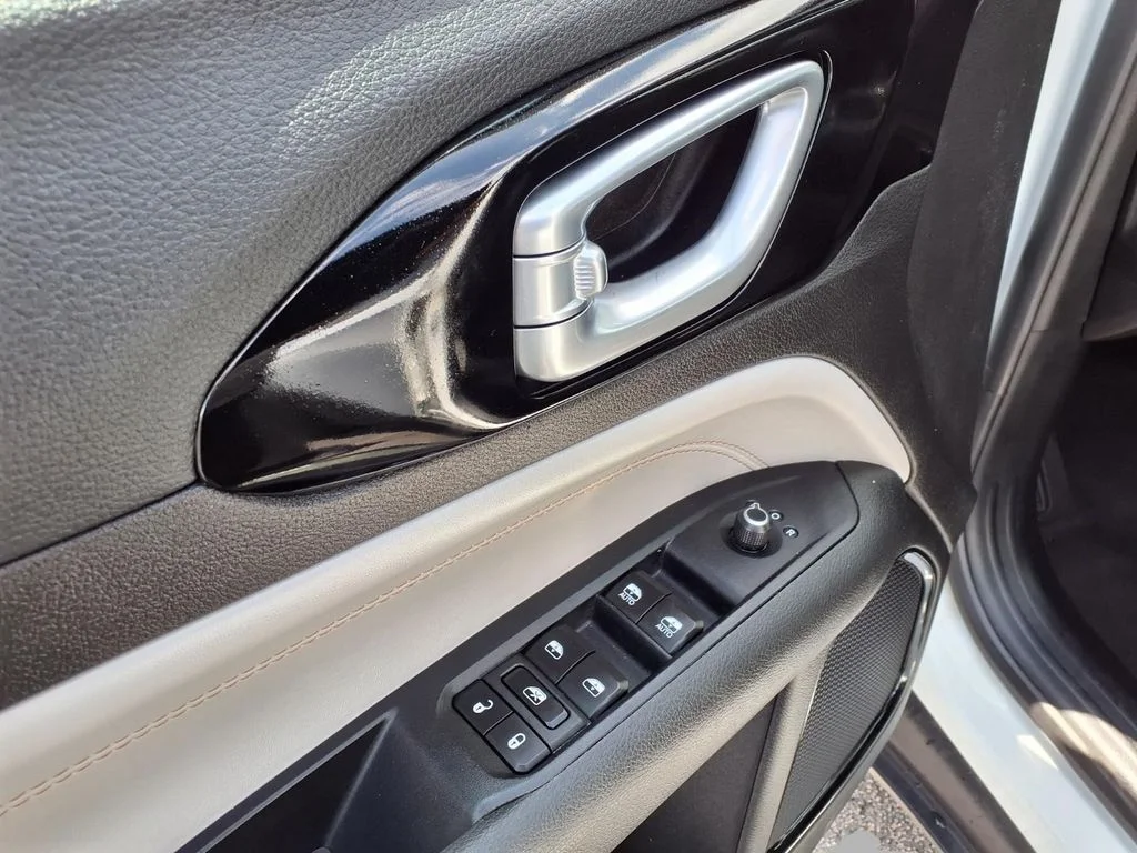 Used 2025 White Jeep Limited image 18