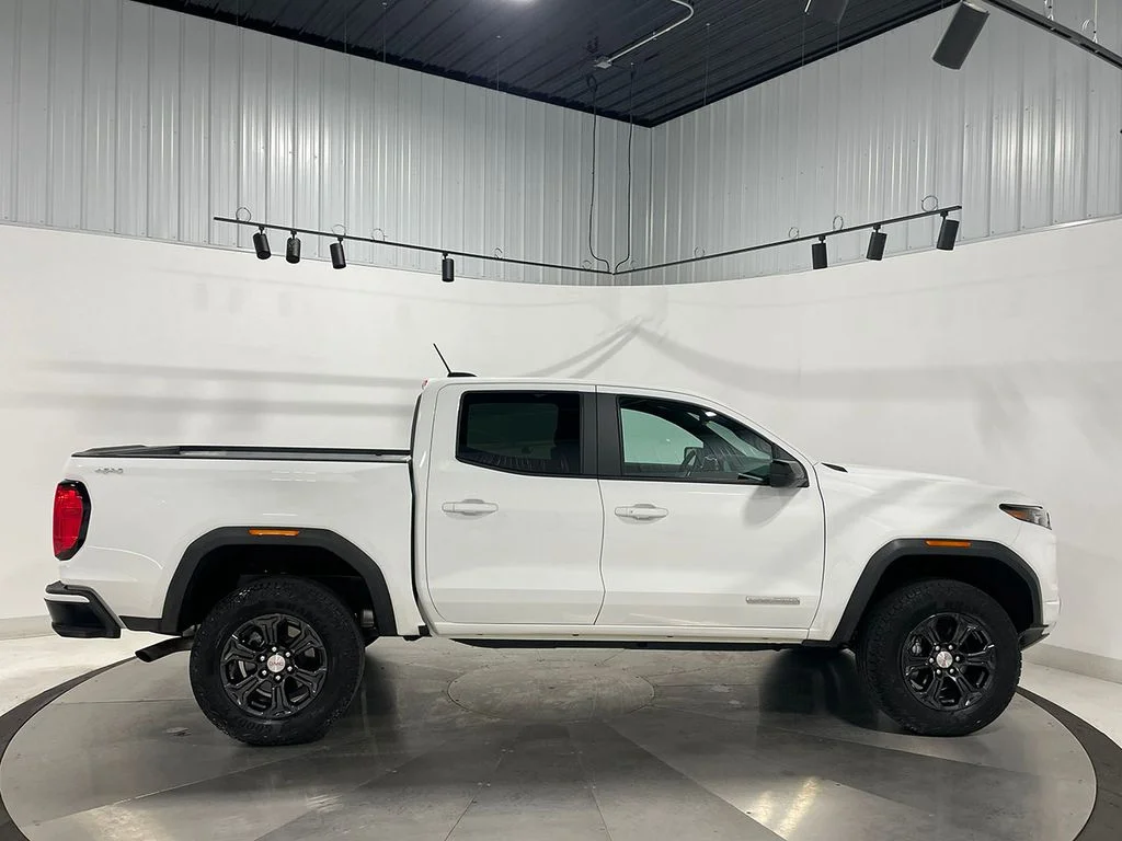 Used 2024 White GMC Elevation image 10