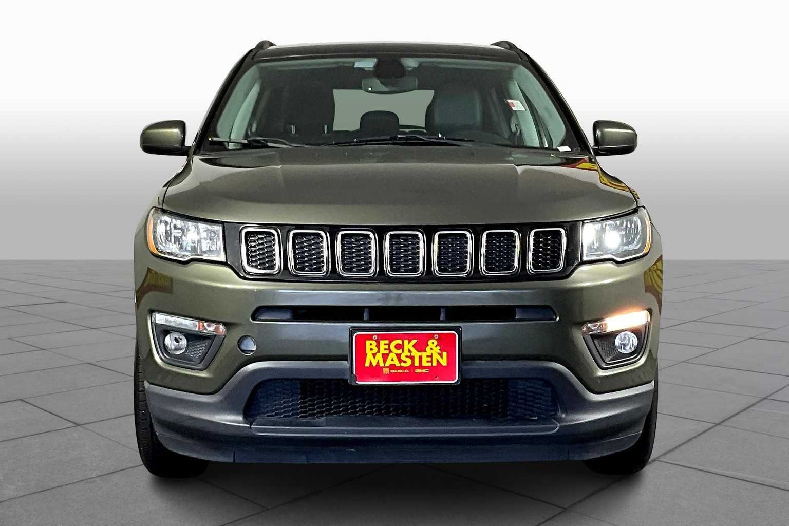 Used 2018 Olive Green Pearlcoat Jeep Latitude image 4