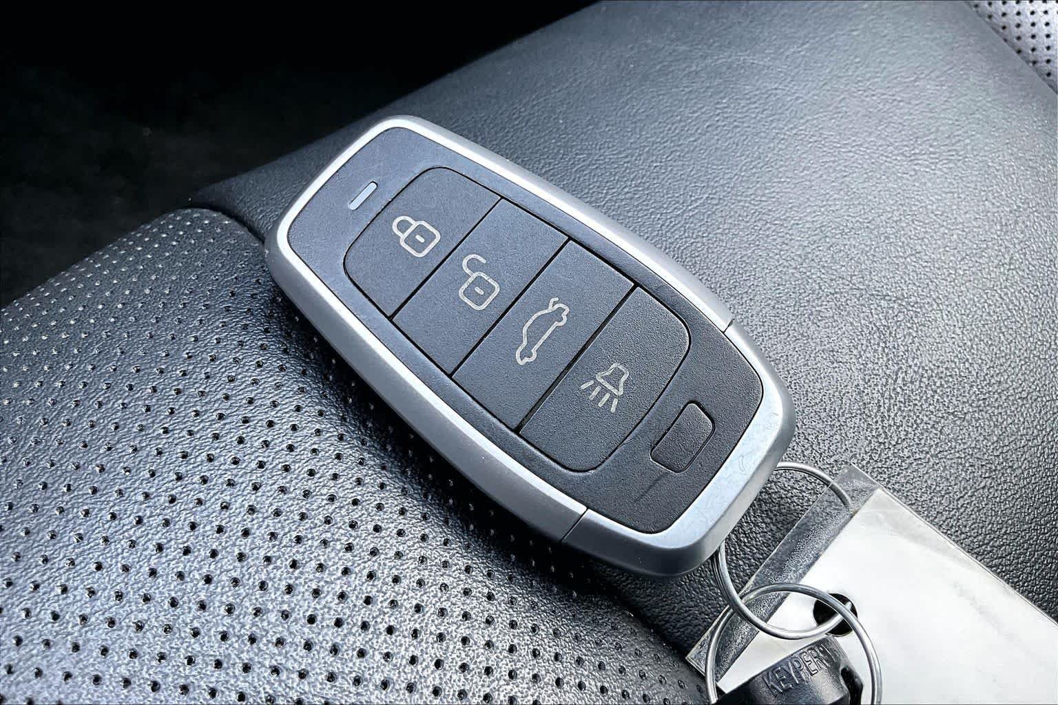 Used 2025 Typhoon Silver Hyundai SEL Premium 7P image 14