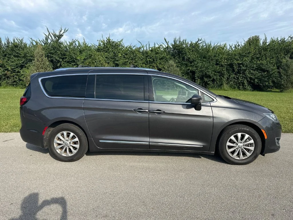 Used 2019 Gray Chrysler Touring L image 12