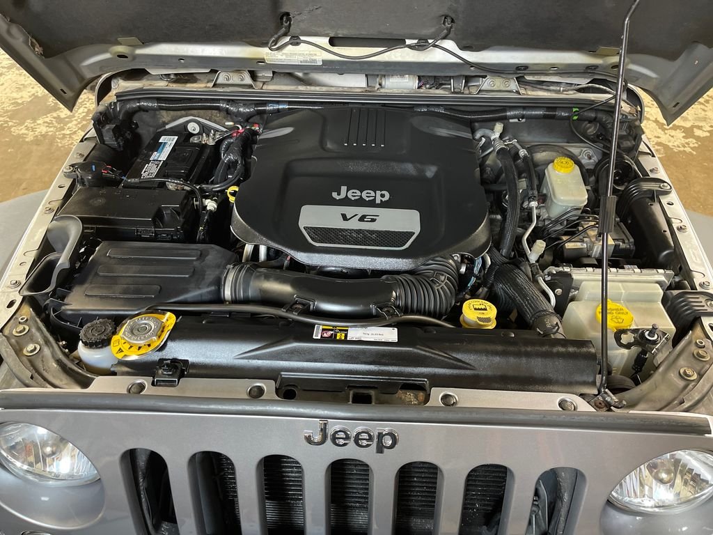 Used 2015 Silver Jeep Unlimited Rubicon image 10