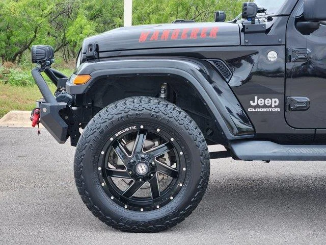Used 2020 Black Clearcoat Jeep Overland 4x4 Crew Cab 5 ft. box image 7