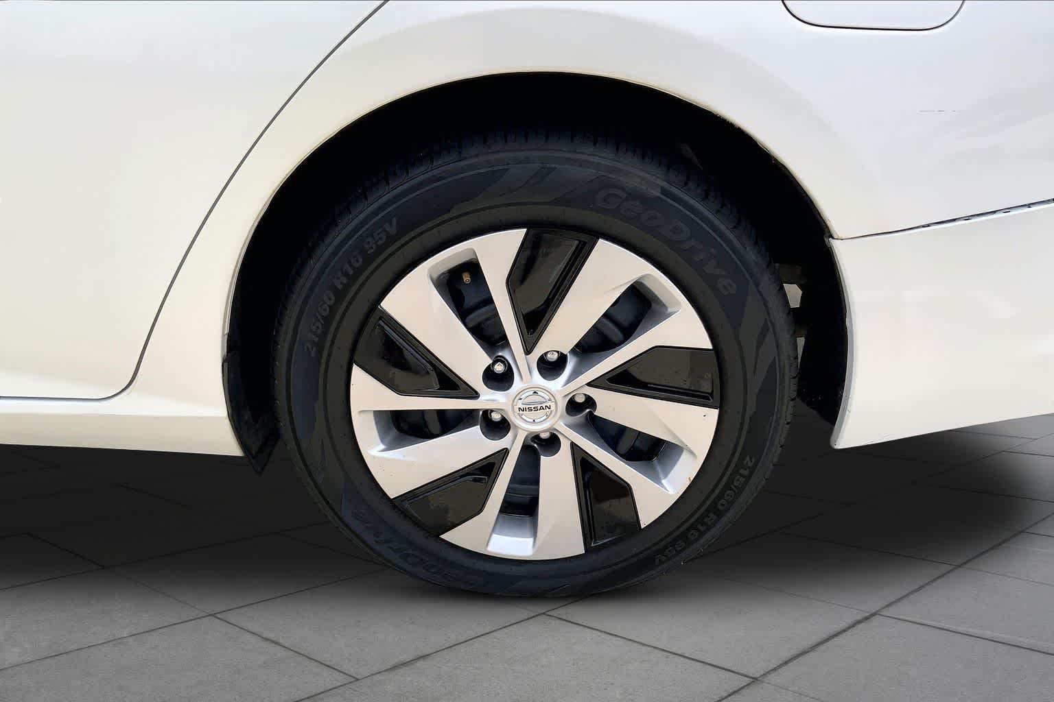 Used 2020 Glacier White Nissan 2.5 S image 11