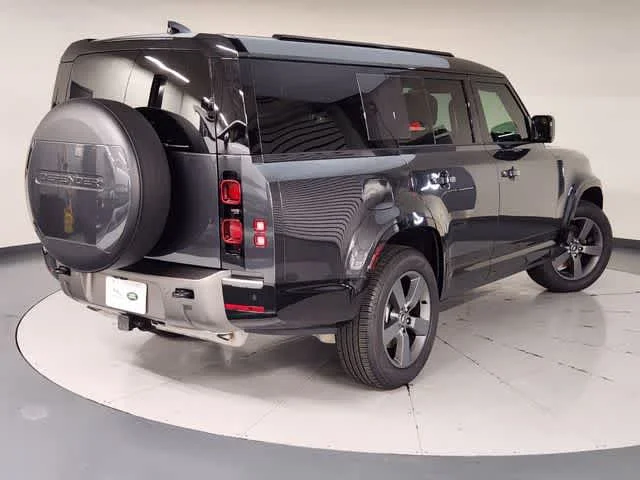 Used 2025 Carpathian Grey Premium Metallic Land Rover X-Dynamic SE image 2