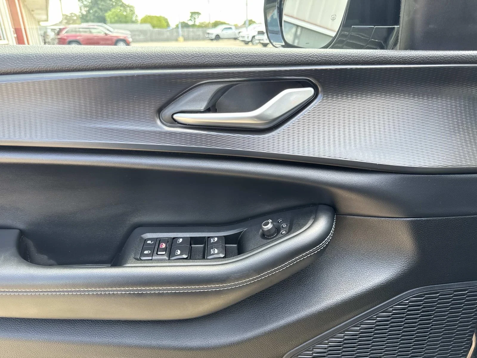 Used 2023 Diamond Black Crystal Pearlcoat Jeep Altitude image 19