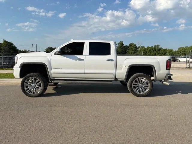 Used 2017 WHITE FROST TRICOAT GMC Denali image 5