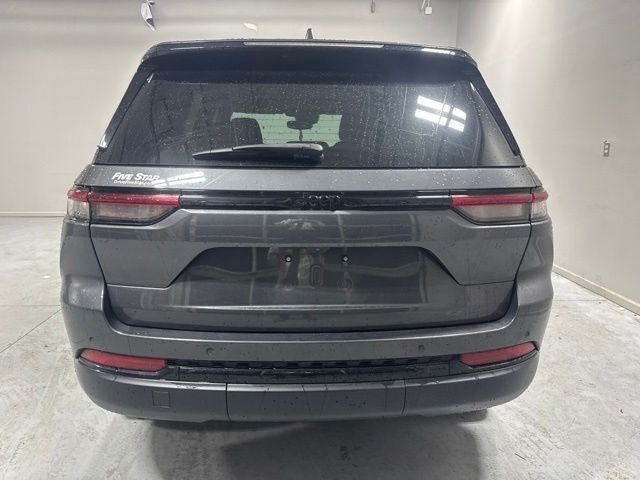 Used 2024 Gray Jeep Altitude X image 7