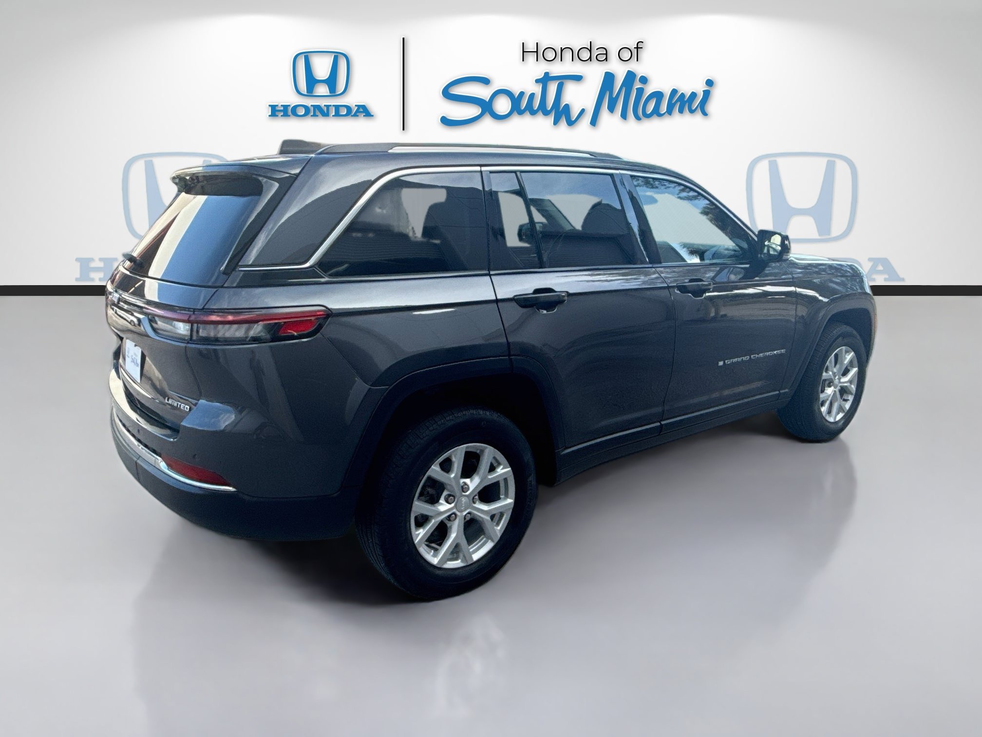 Used 2023 Baltic Gray Metallic Clearcoat Jeep Limited image 7