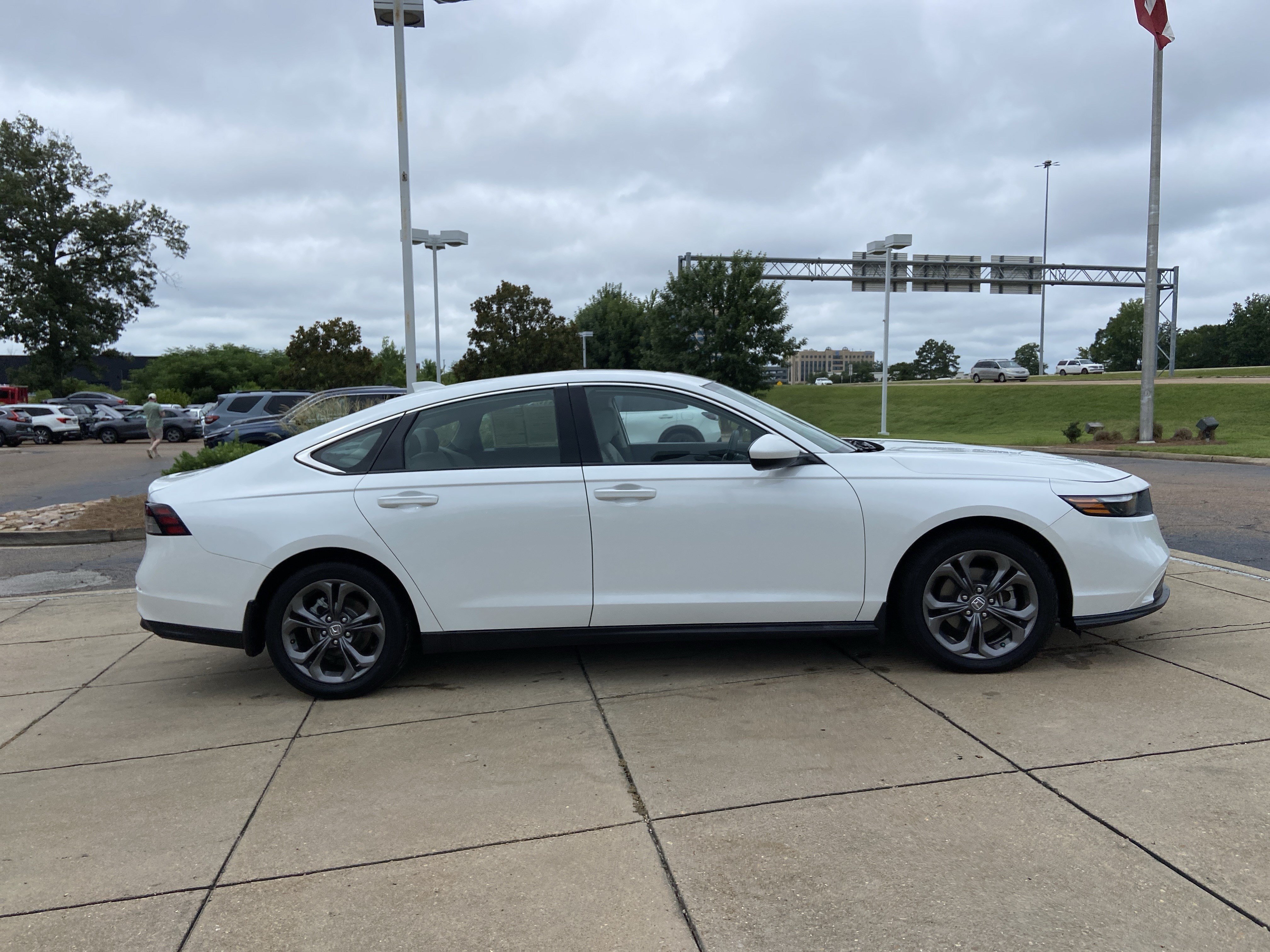 Used 2023 Platinum White Pearl Honda EX image 13
