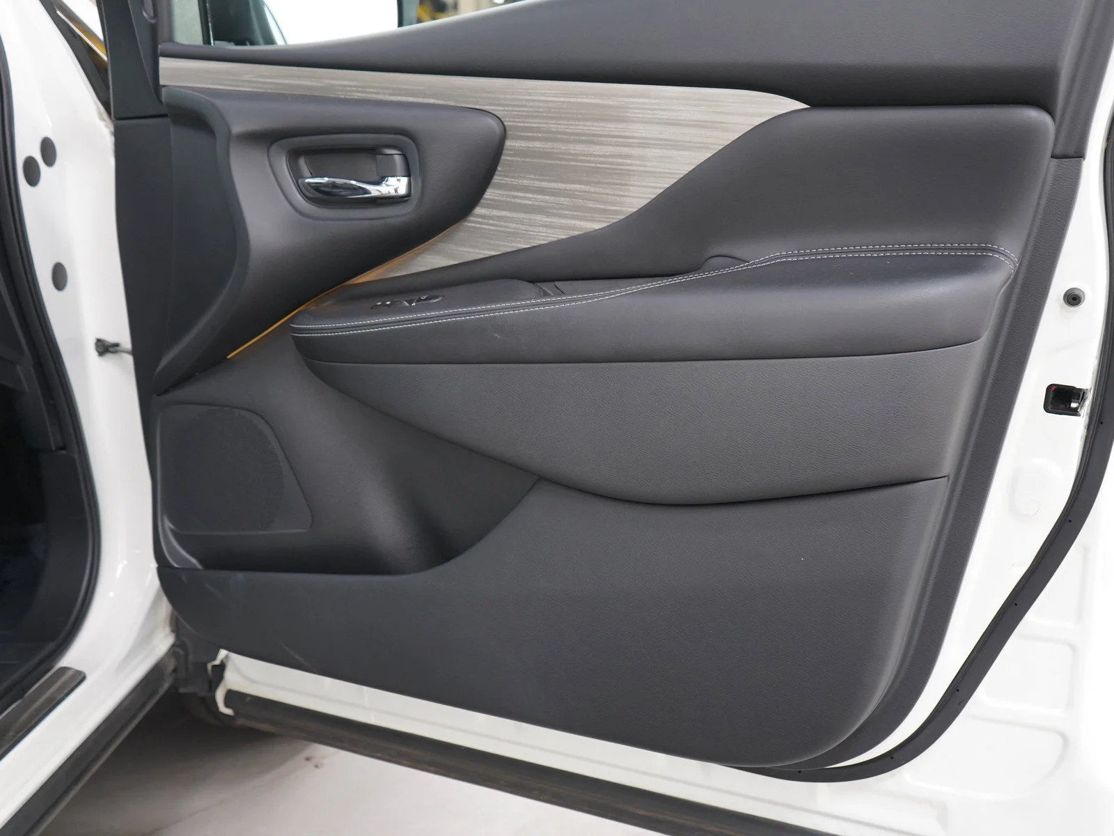 Used 2018 White Nissan SL image 9