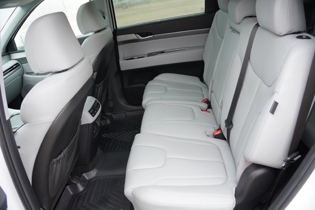 Used 2025 White Hyundai SEL Premium image 17