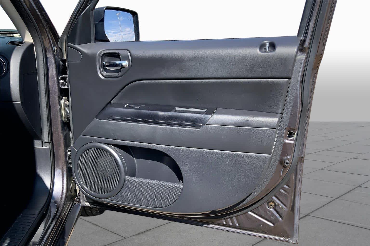 Used 2016 Granite Crystal Metallic Clearcoat Jeep High Altitude Edition image 21