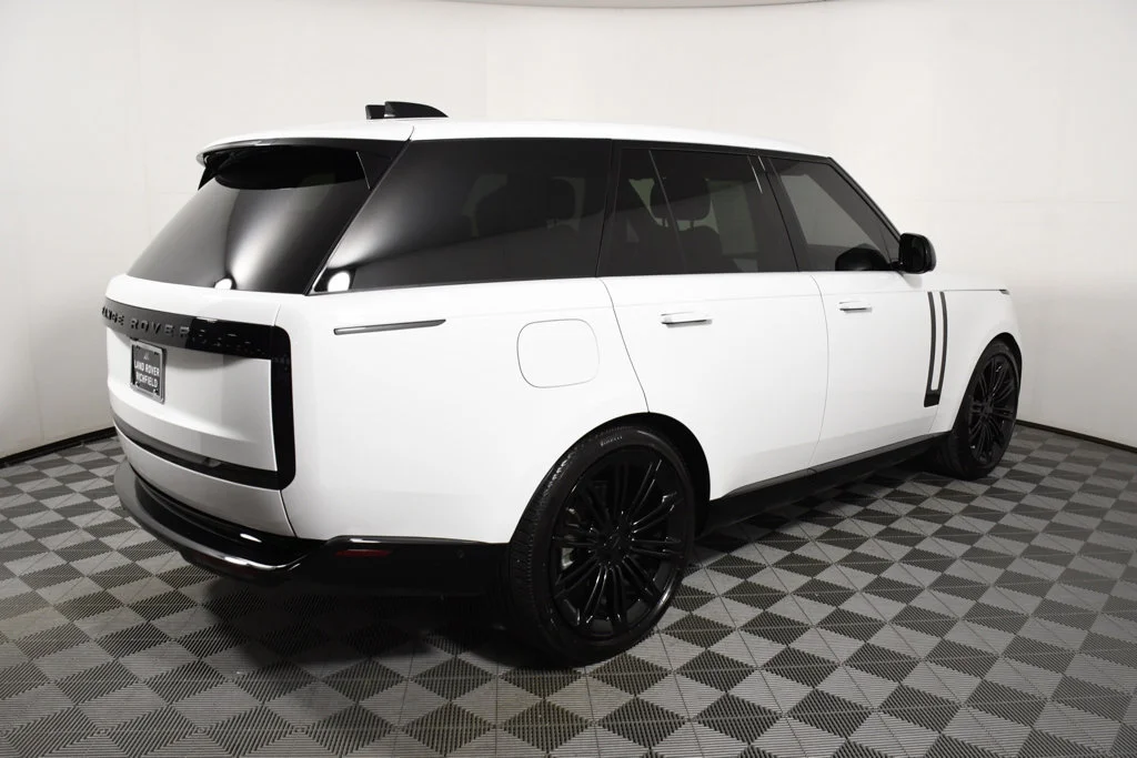 Used 2026  Land Rover SE image 7