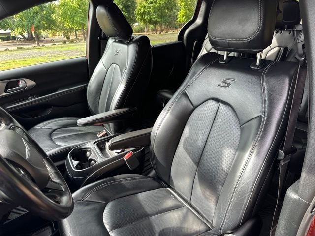 Used 2018 Copper Pearlcoat Chrysler Touring L image 12