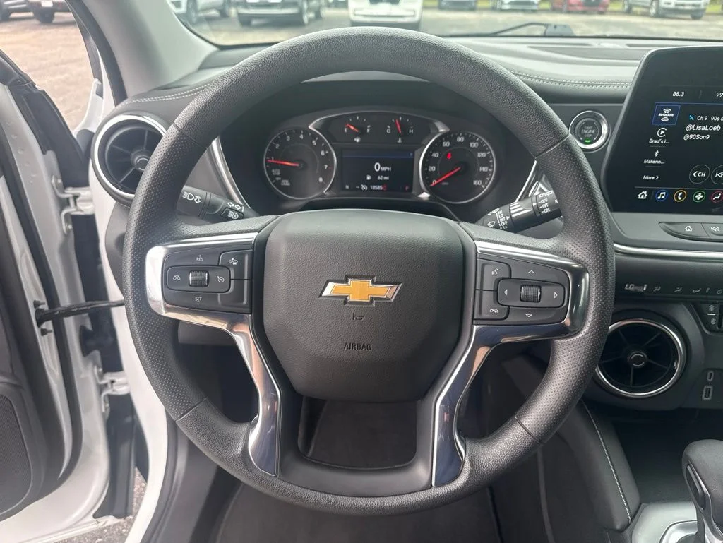 Used 2025 White Chevrolet LT image 4