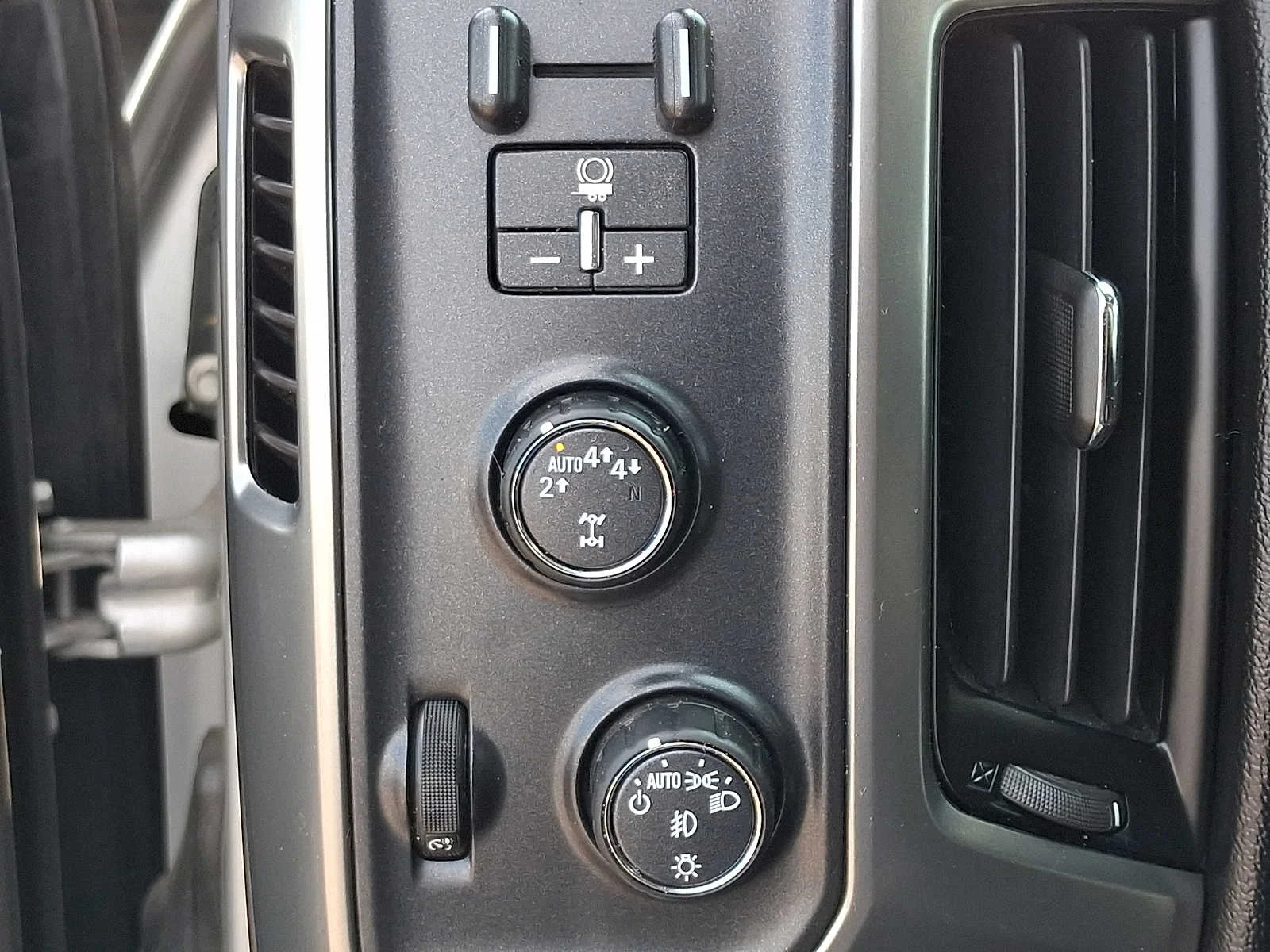 Used 2018 Silver Ice Metallic Chevrolet LT image 23