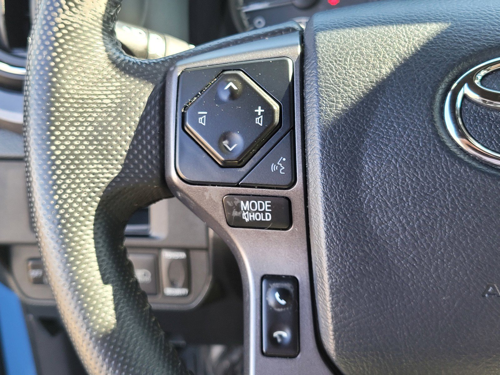 Used 2018  Toyota  image 25
