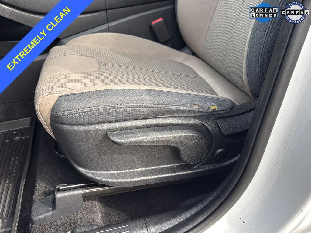 Used 2023 White Hyundai SE image 18