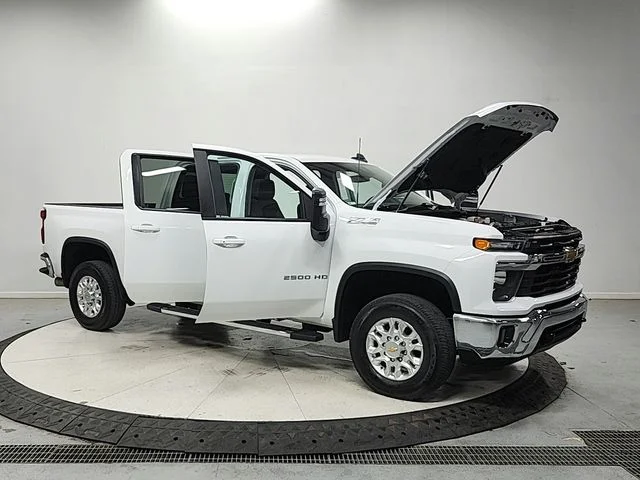 Used 2025 White Chevrolet LT image 9