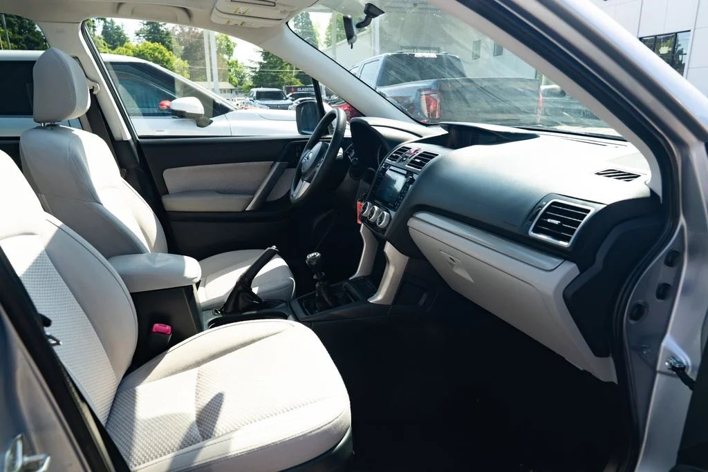 Used 2017 Silver Subaru 2.5i Premium image 27
