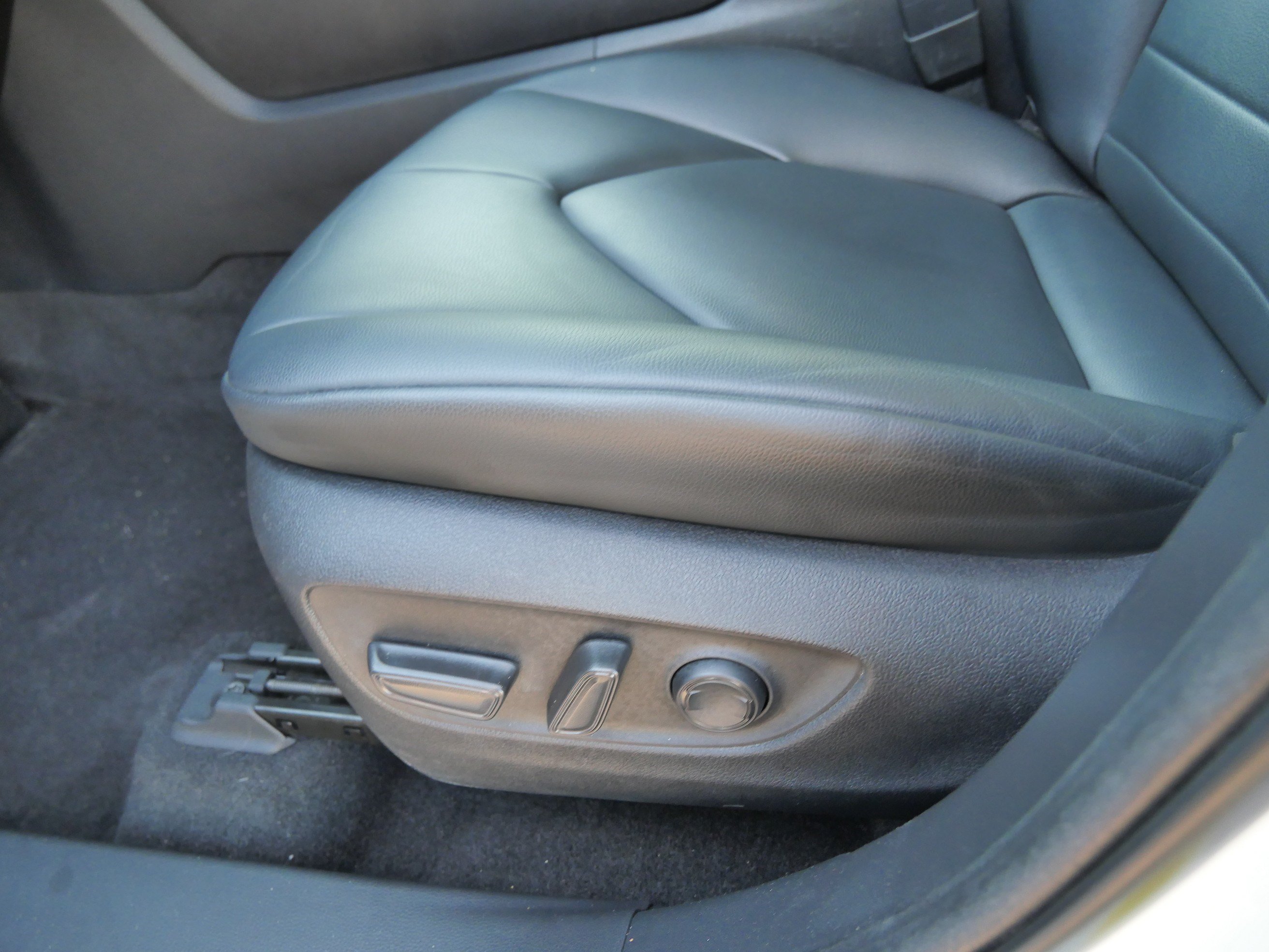 Certified Used 2020 Blizzard Pearl Toyota Limited image 20