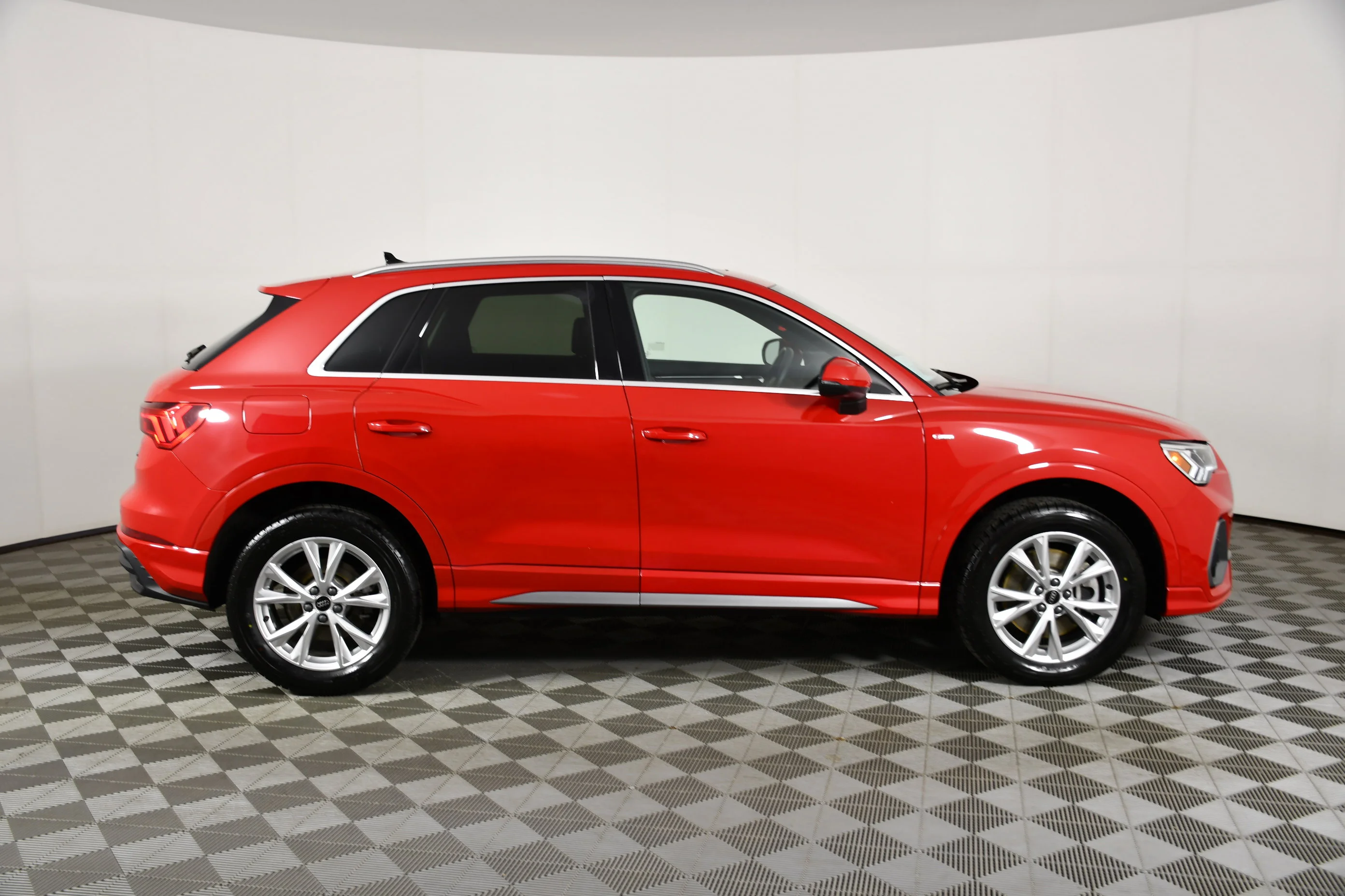 Used 2025 Red Audi S line Premium image 5