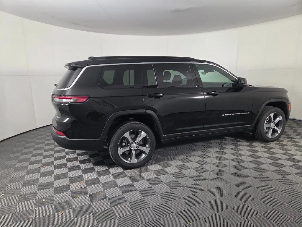 New 2026 Diamond Black Crystal Pearl-Coat Exterior Paint Jeep Limited image 5