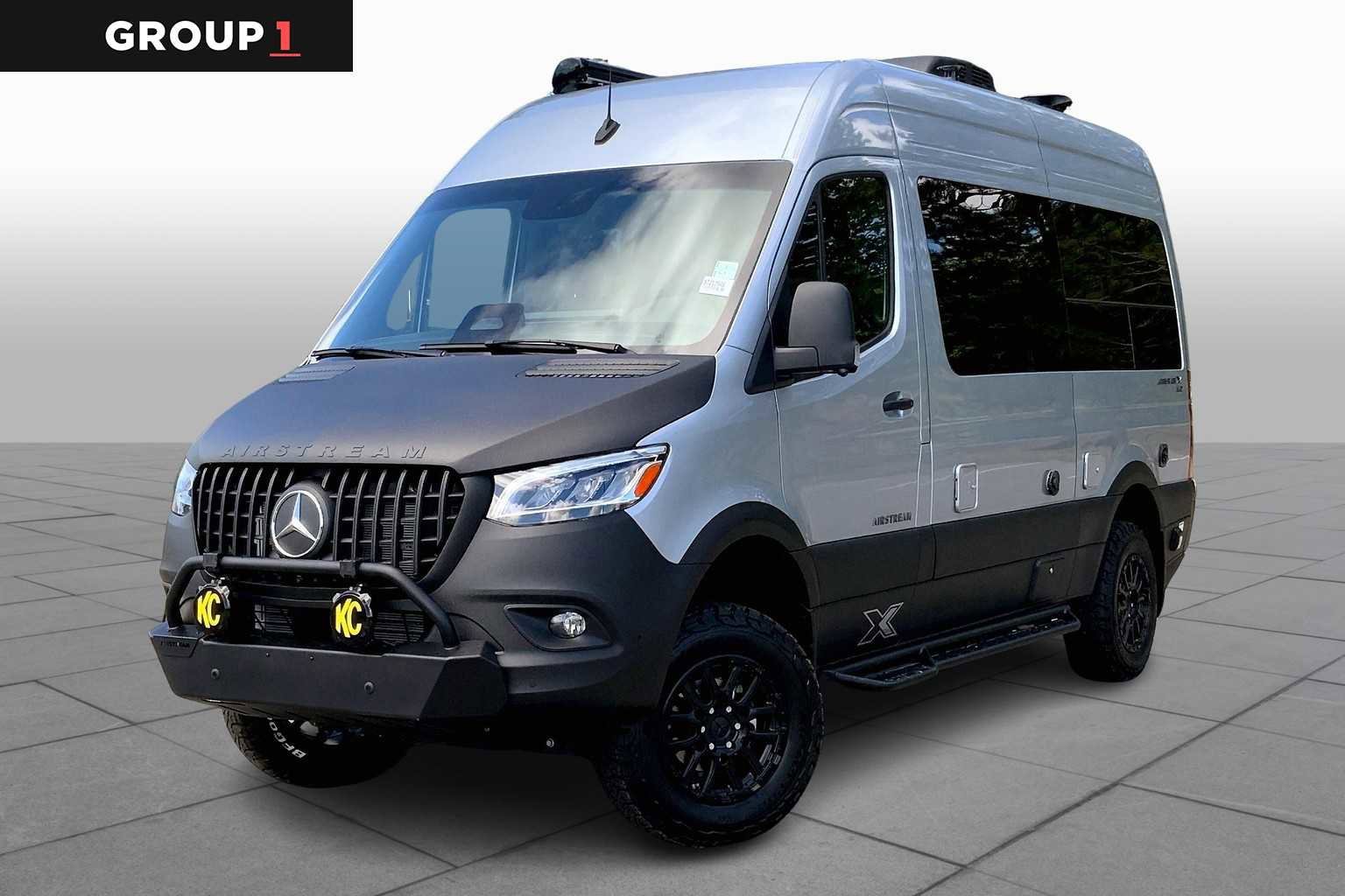 2025 Mercedes-Benz Sprinter 2500 144 WB HO Standard Roof 4x4's photo
