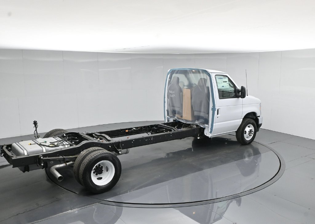 New 2027 White Ford Base image 28