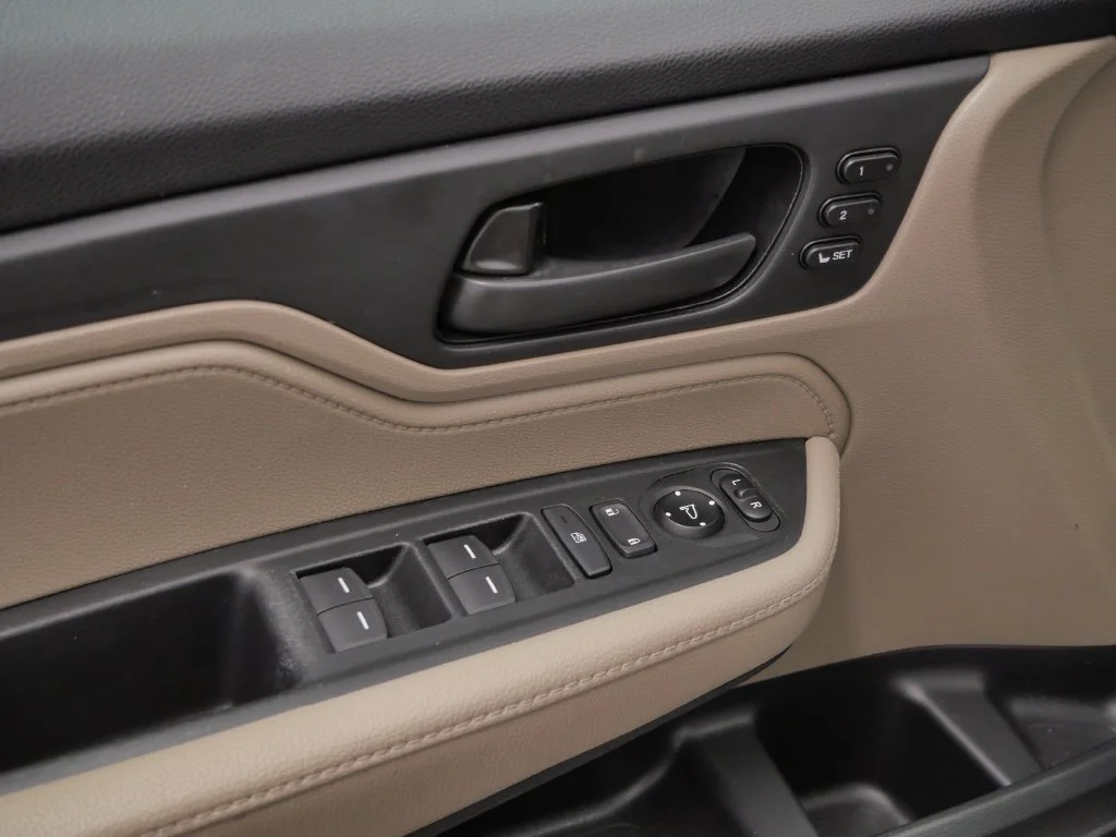 Used 2018 Gray Honda EX-L image 18