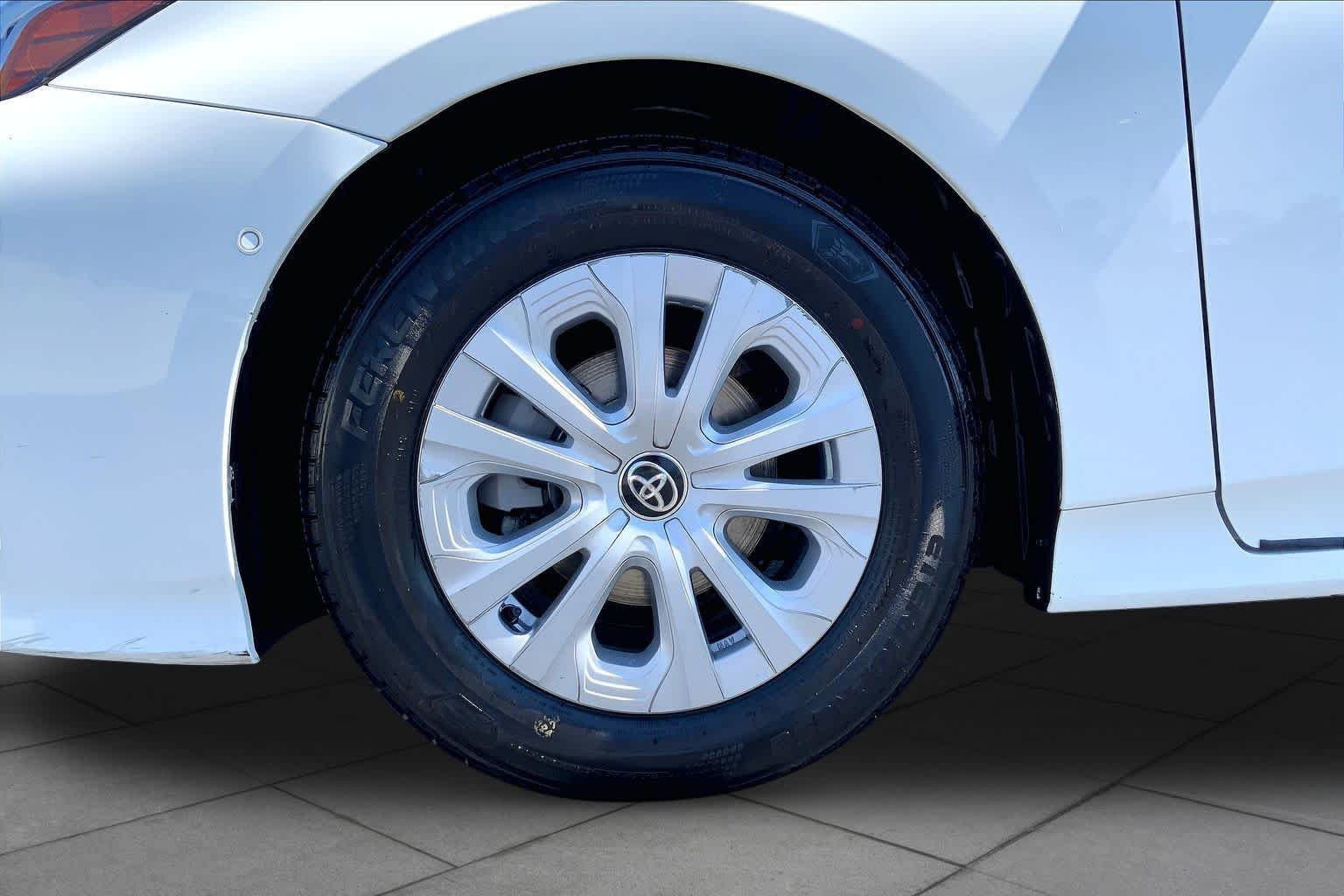 Used 2022 White Toyota LE image 10