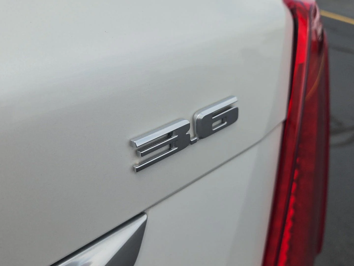 Used 2019 CRYSTAL WHITE TRICOAT Cadillac Platinum AWD image 4