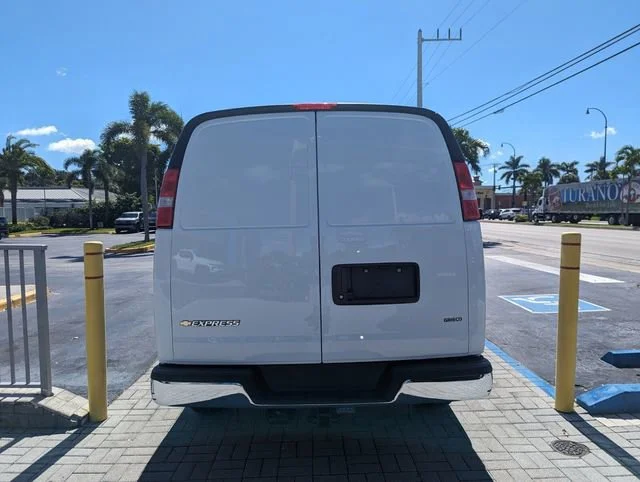 New 2025 Summit White Chevrolet WT image 10