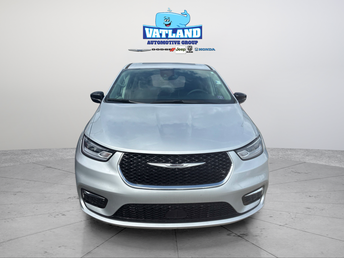 Used 2024 Silver Chrysler Limited image 8