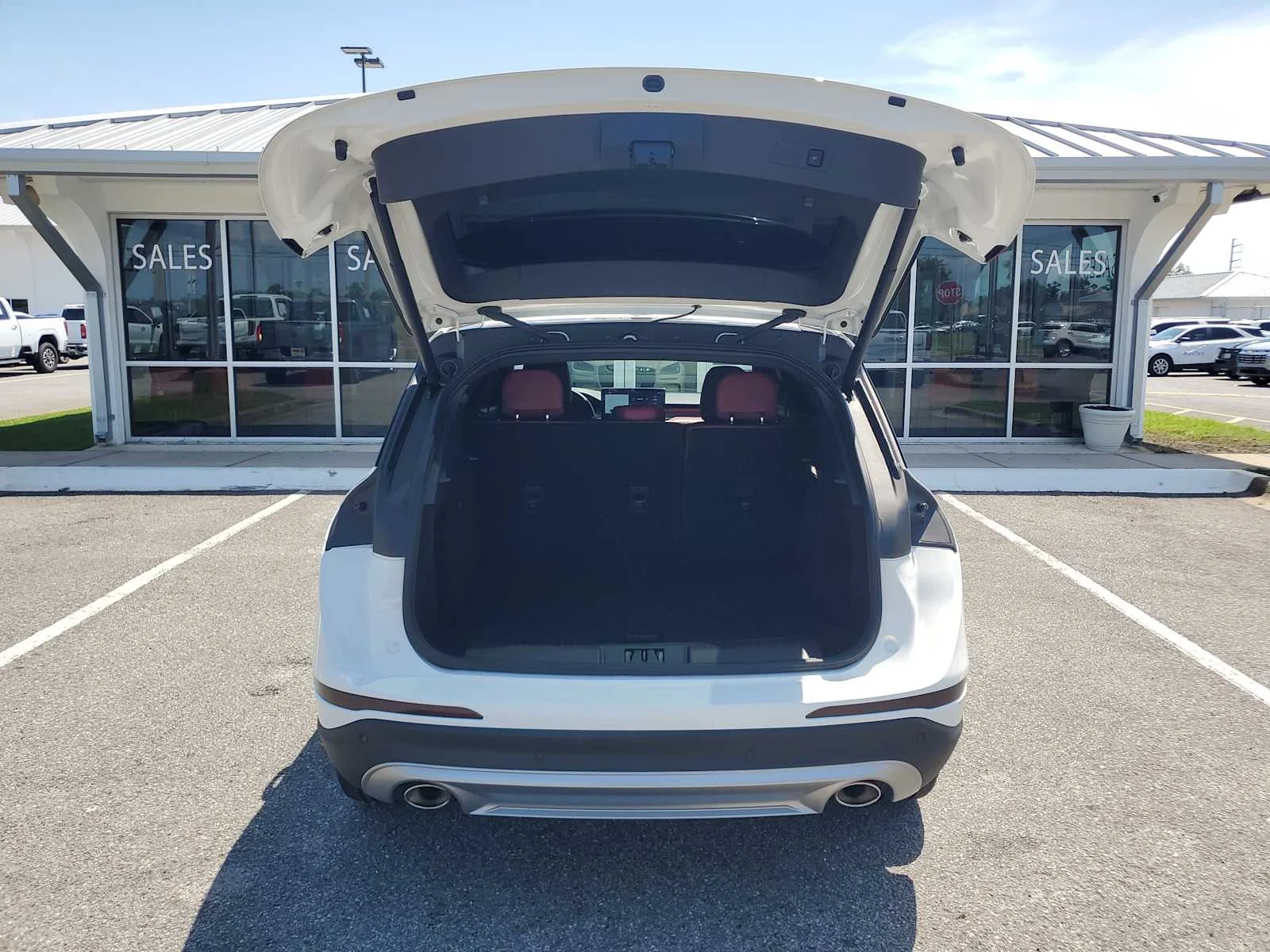Used 2023 White Lincoln Reserve image 5