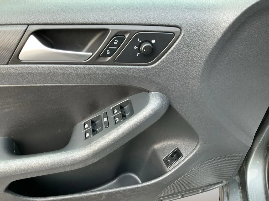 Used 2012 Gray Volkswagen 2.5L SE image 10
