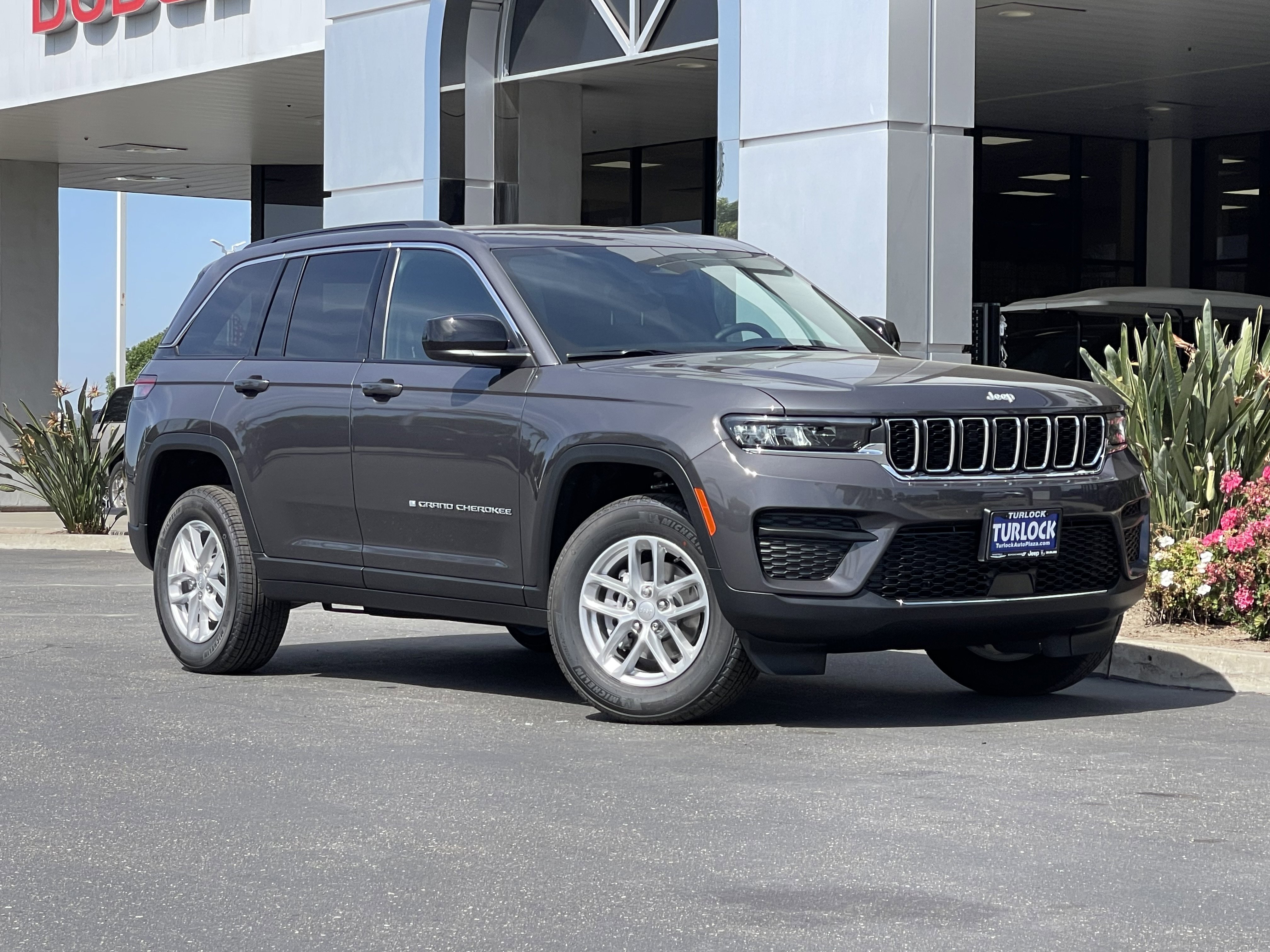 New 2026 Baltic Gray Metallic Clear-Coat Exterior Paint Jeep Laredo image 2