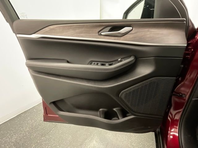New 2026 Velvet Red Pearl-Coat Exterior Paint Jeep Laredo Altitude image 9