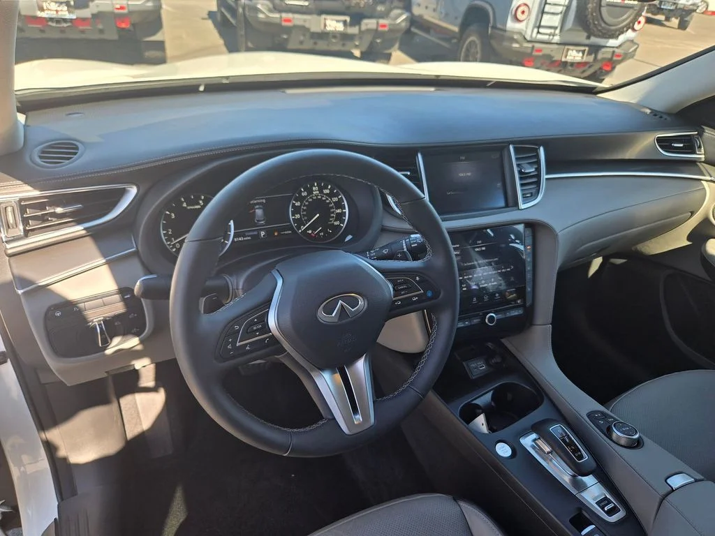 Used 2025 White INFINITI LUXE image 9