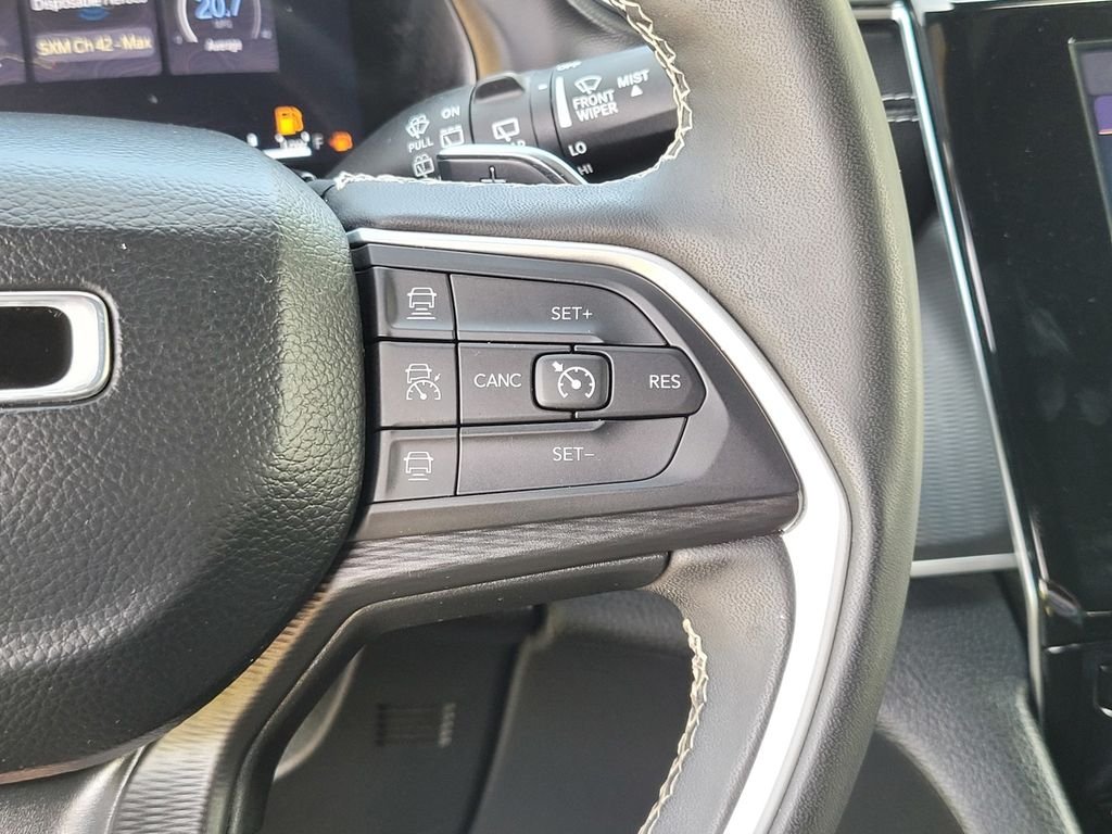 Used 2024 White Jeep Altitude image 26