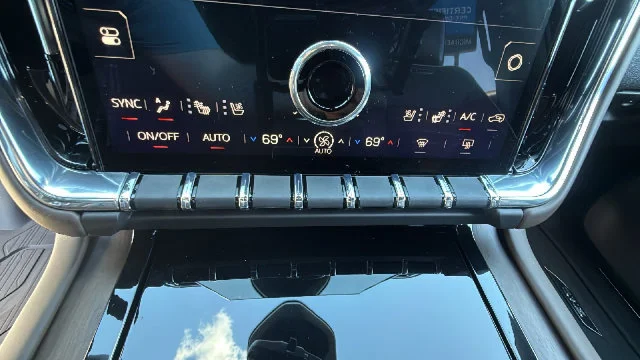 2027 GMC Yukon Denali Ultimate - Photo 14